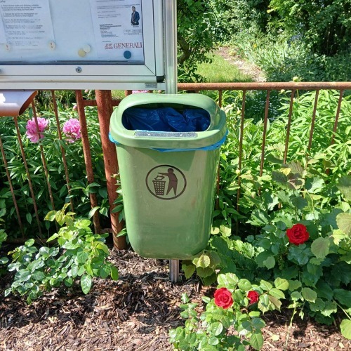 Neue Abfallbehälter für einen sauberen Kleingarten